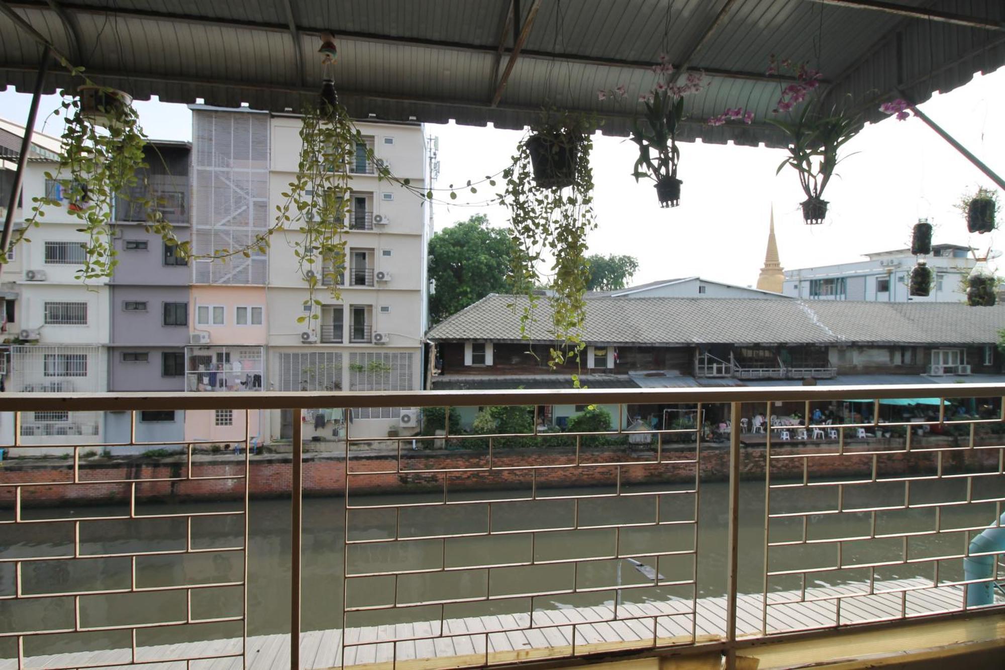 Baan Nampetch Hostel Bangkok Exteriör bild