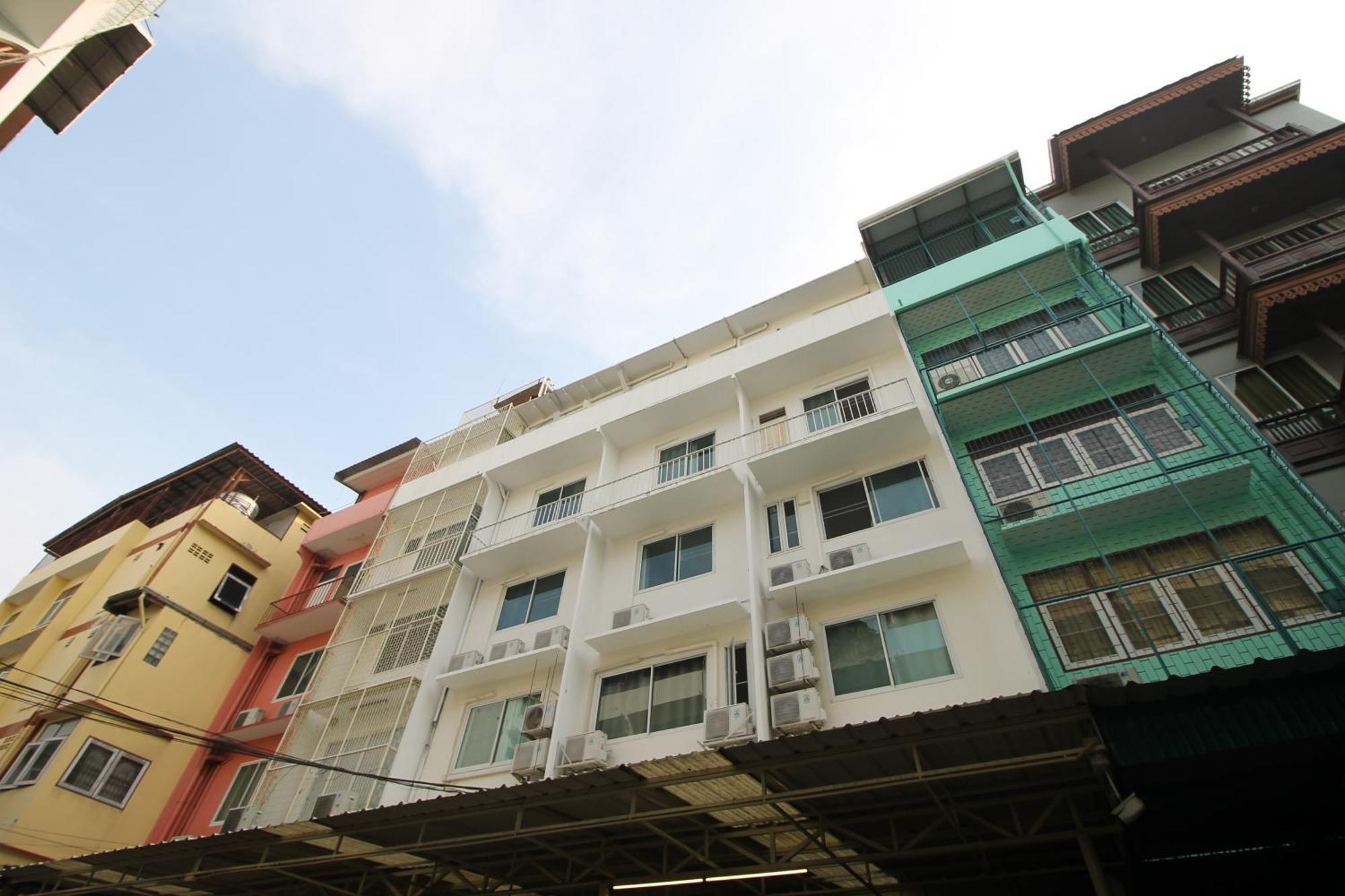 Baan Nampetch Hostel Bangkok Exteriör bild