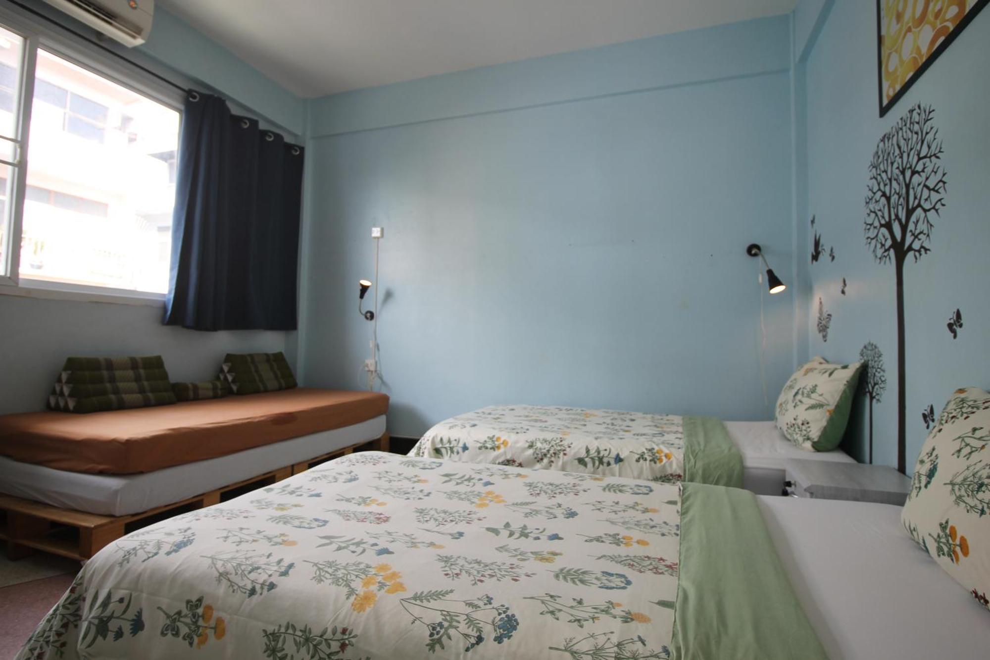 Baan Nampetch Hostel Bangkok Exteriör bild