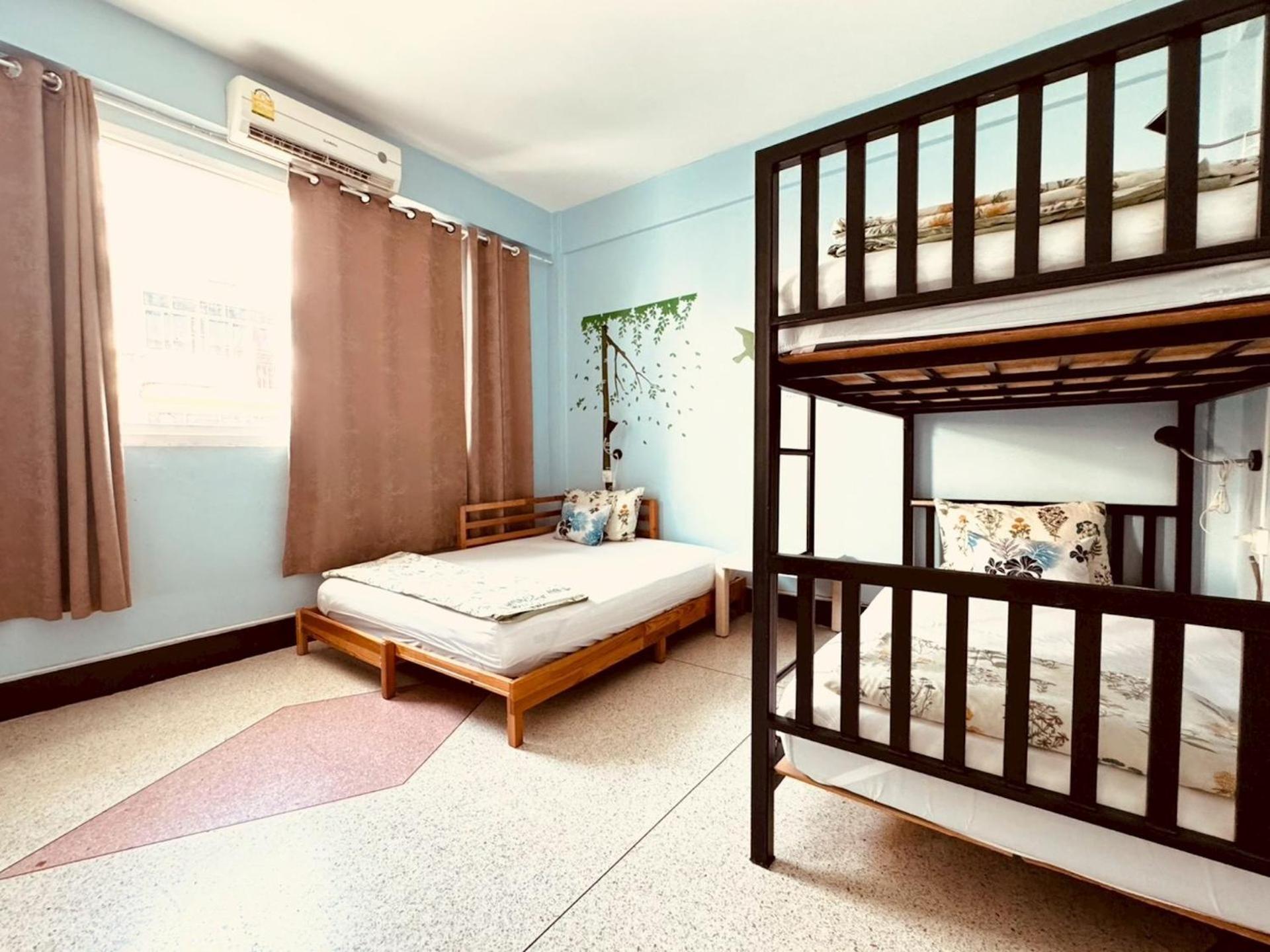Baan Nampetch Hostel Bangkok Exteriör bild