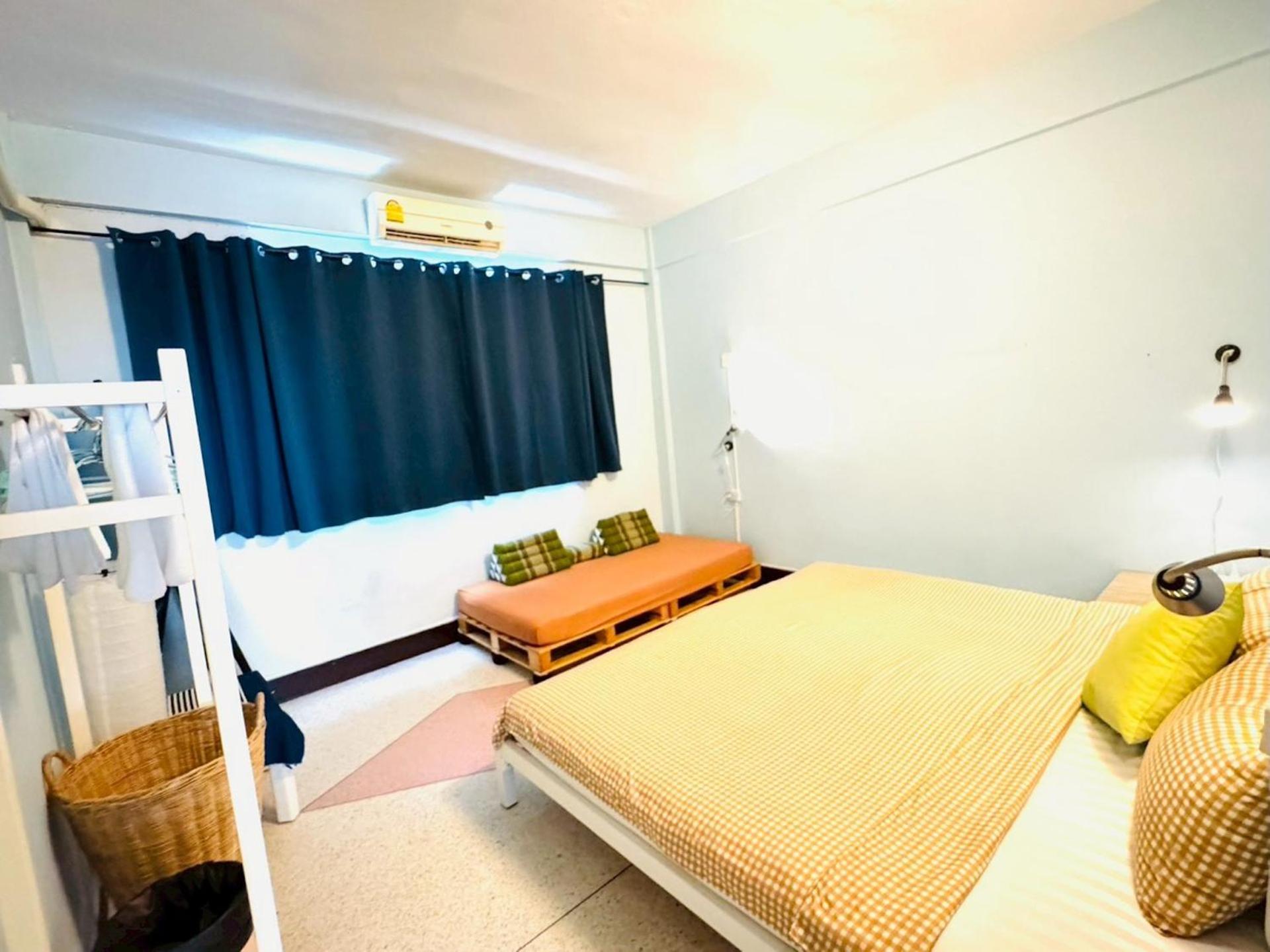 Baan Nampetch Hostel Bangkok Exteriör bild