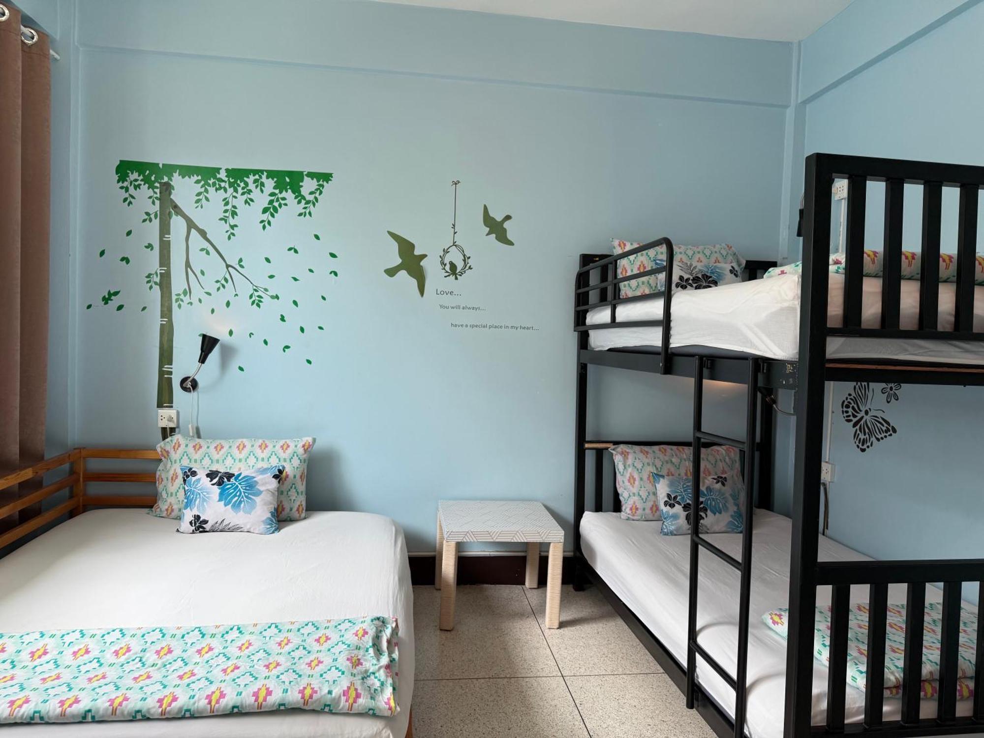 Baan Nampetch Hostel Bangkok Exteriör bild